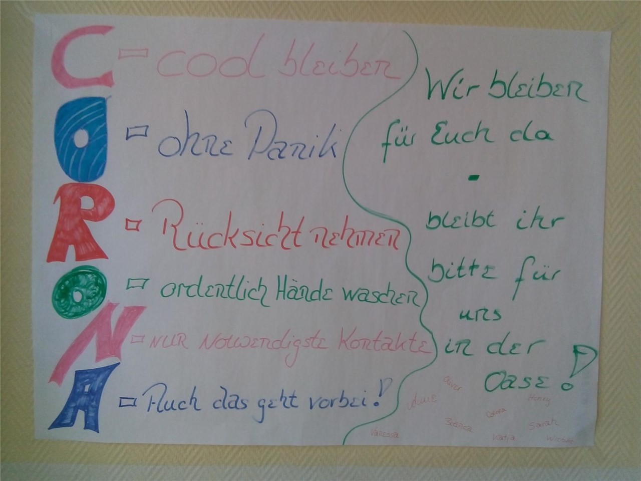 Das selbstgebasteltete Corona-Plakat hängt in der WG Oase. 