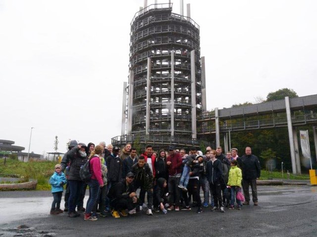 Gruppenfoto vor Turm