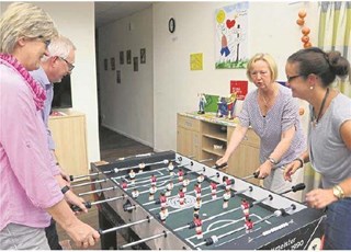 Erwachsene spielen Kicker