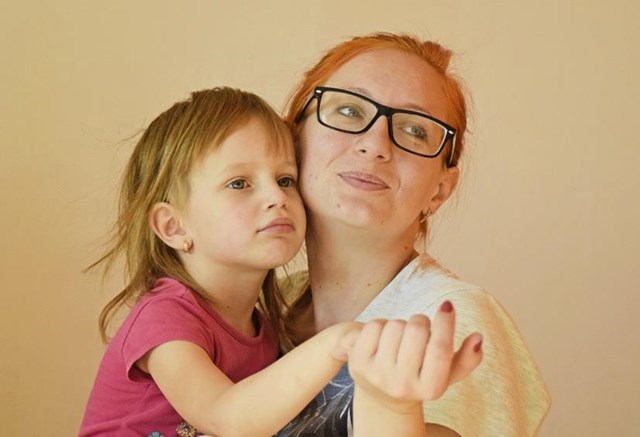 junge Frau mit Kind, machen Grimassen