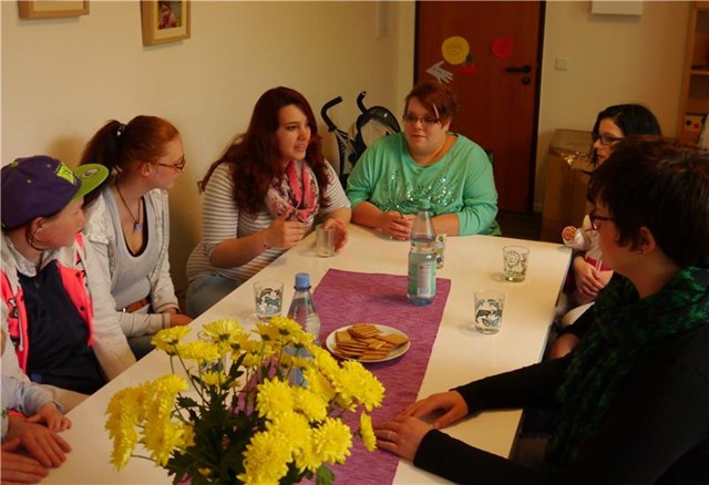 Frauen der Mutter-Kind-Einrichtung diskutieren 