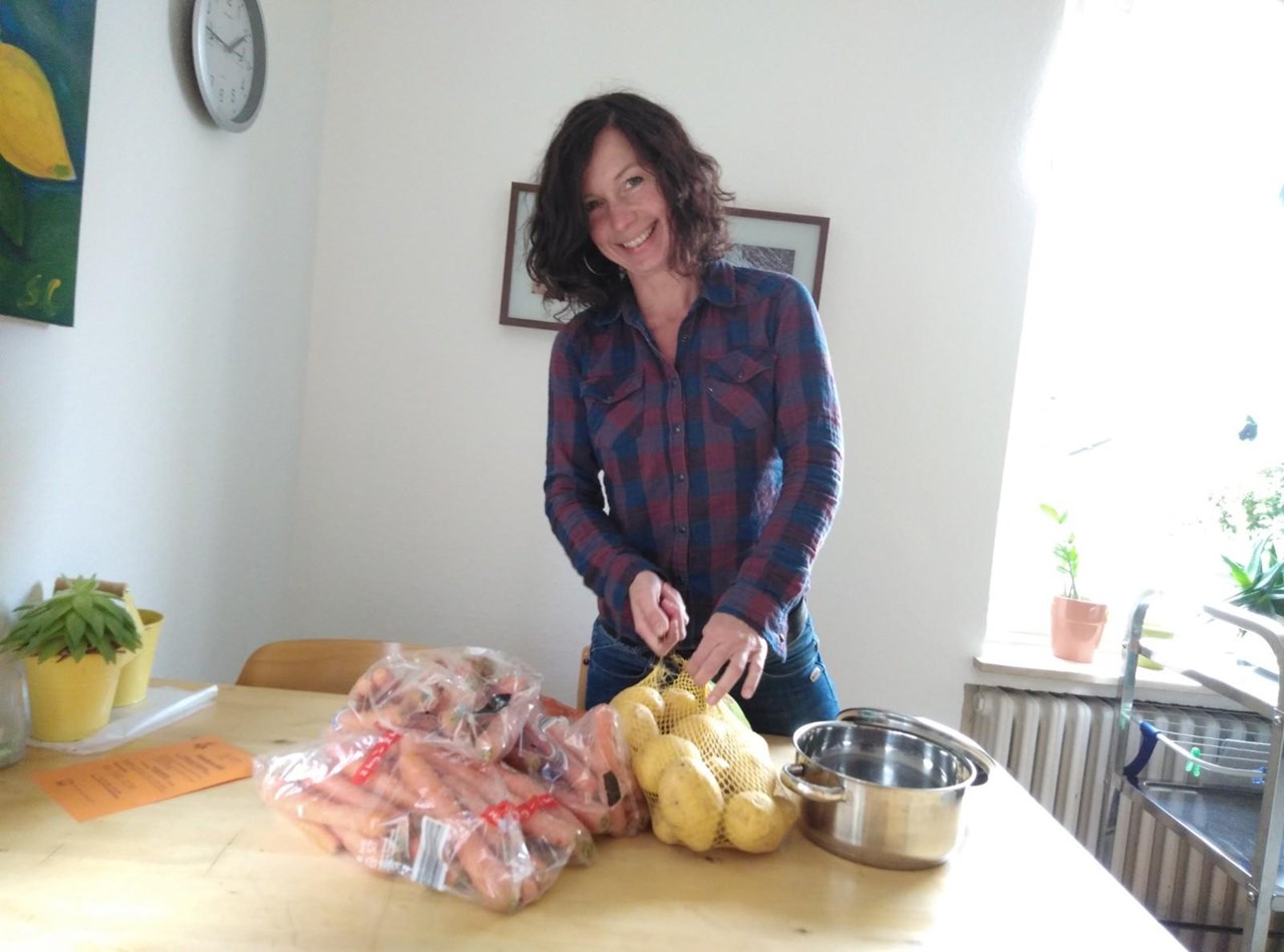 Maria Twents bereitet das Essen für die Ferienspiele vor. 