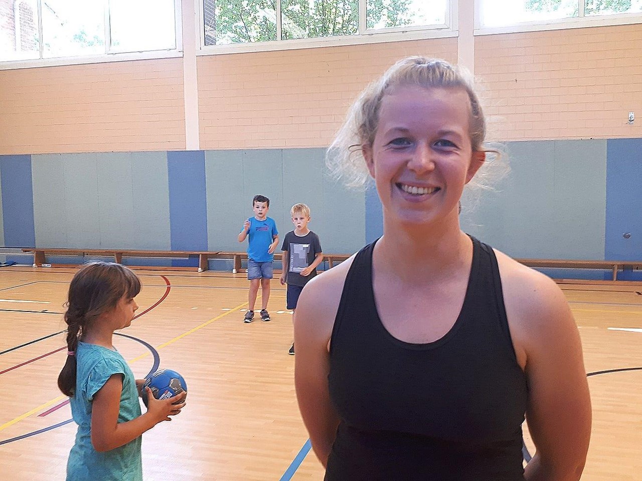 Svenja Repöhler macht Bewegungsübungen im Ganztag