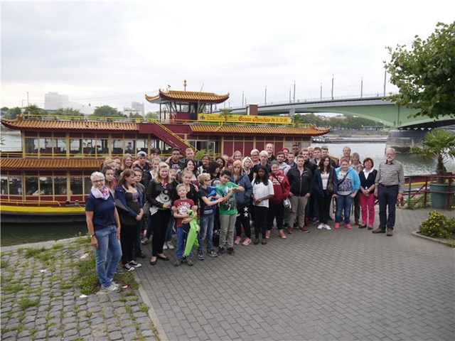 Kinder vor dem Restaurantboot